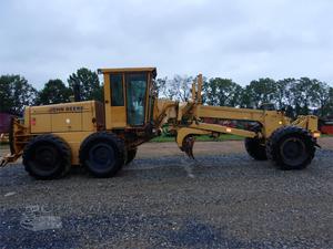 
                    1986 DEERE 670B
                