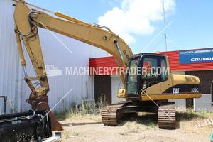 
                    CAT 320C
                