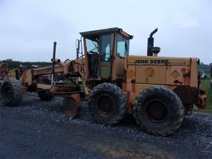 
                    1986 DEERE 670B
                