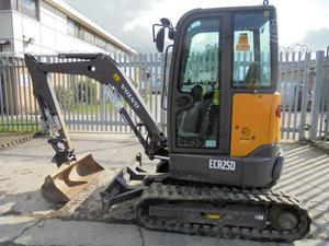 
                    2015 VOLVO ECR25D
                