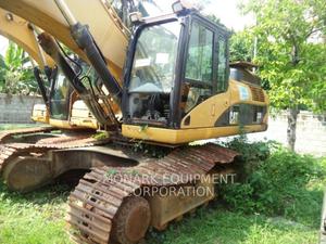 Caterpillar 330DL, Construction